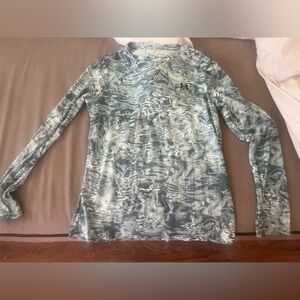 Nwot never worn under armour loose fit long sleeve size medium